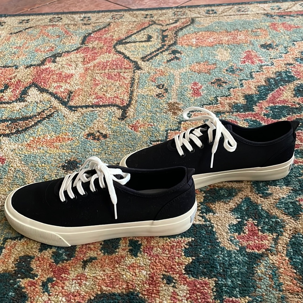 Black tennis shoes